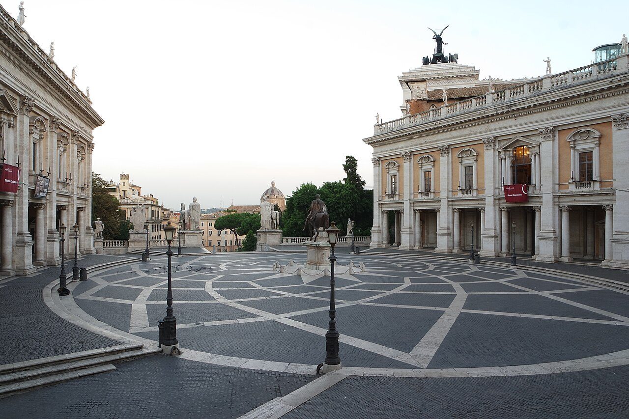 Piazza del Campidoglio, con la pavimentazione a stella e i palazzi che la circondano.