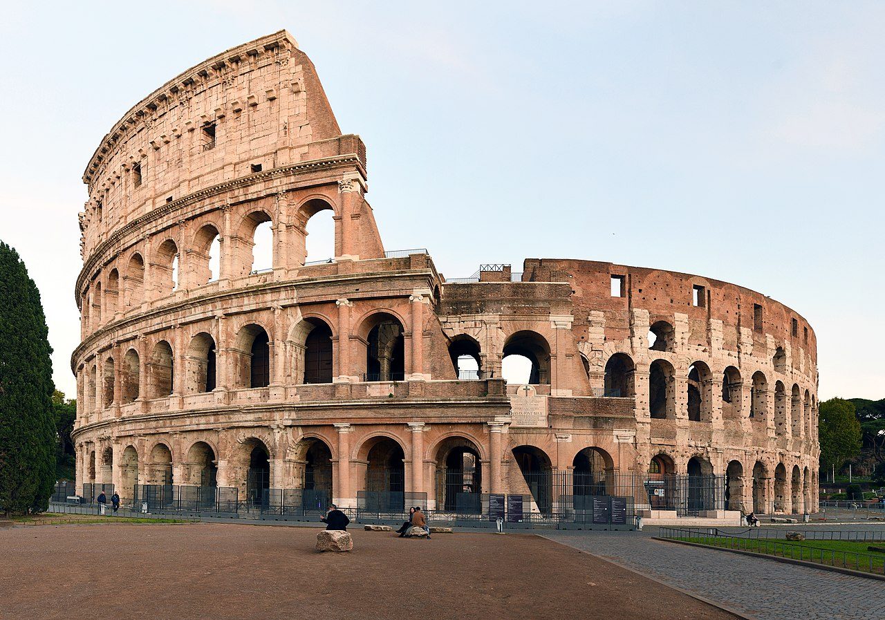 Il Colosseo visto dall’esterno.