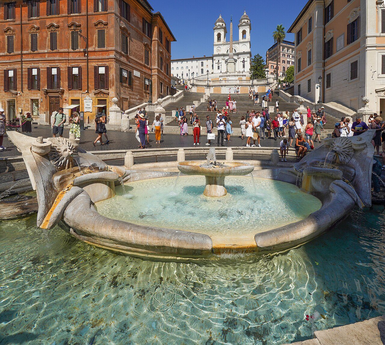 La Barcaccia in Piazza di Spagna, con la scalinata di Trinità dei Monti sullo sfondo.