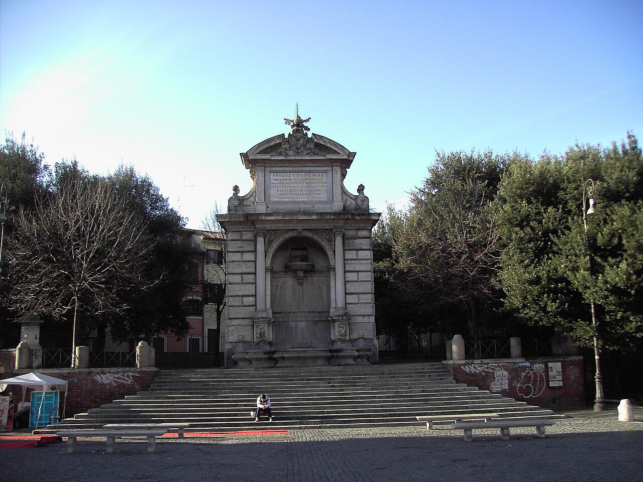 Piazza Trilussa a Trastevere, con la fontana e la scalinata.